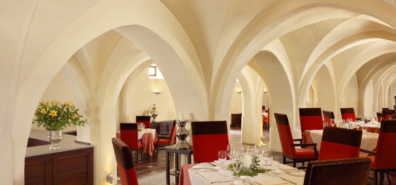 Divinus Restaurant - Rich Regional Cuisine